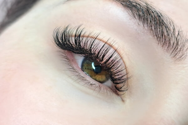 woman-big-eyelashes-600x400